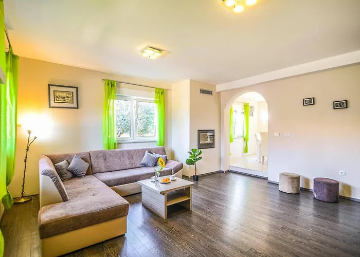 Thea Istria By 풀라